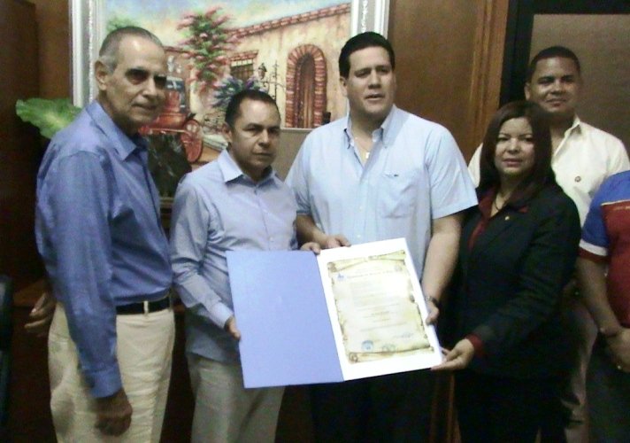 Alcalde hace formar entrega de reconocimiento a Oriel Castillo